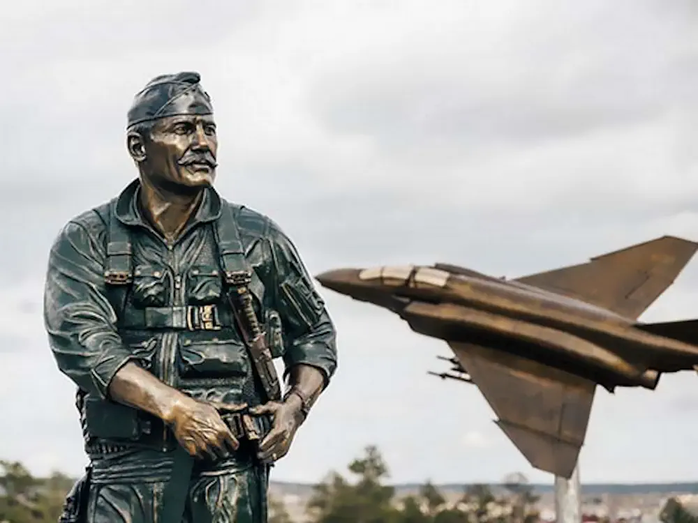 War memorial statues of jet and man